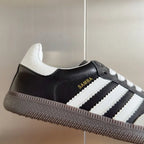 SNEAKERS 11