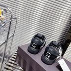 V - SNEAKERS
