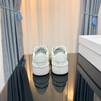 V - SNEAKERS