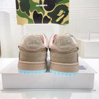 B - SNEAKERS