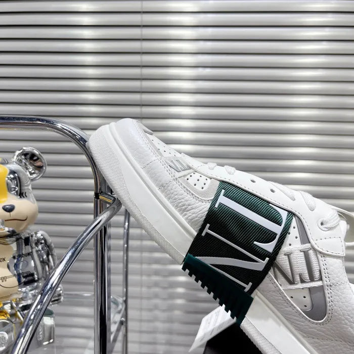 V - SNEAKERS